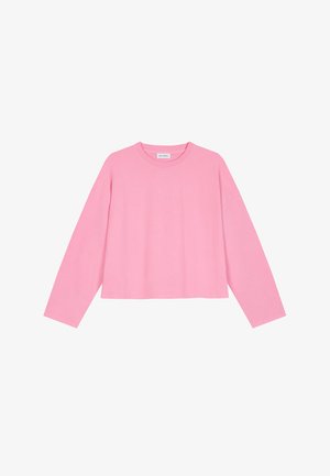 Langermet rosa genser med rund hals, løs passform og rett kant, lagt flatt på en hvit bakgrunn.