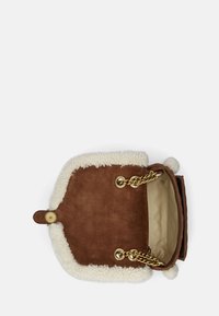 Borsa in suede marrone con rifiniture in pelliccia di pecora crema, dotata di catene dorate e un interno beige. Chiusura a pulsante e nessuna tasca esterna visibile.