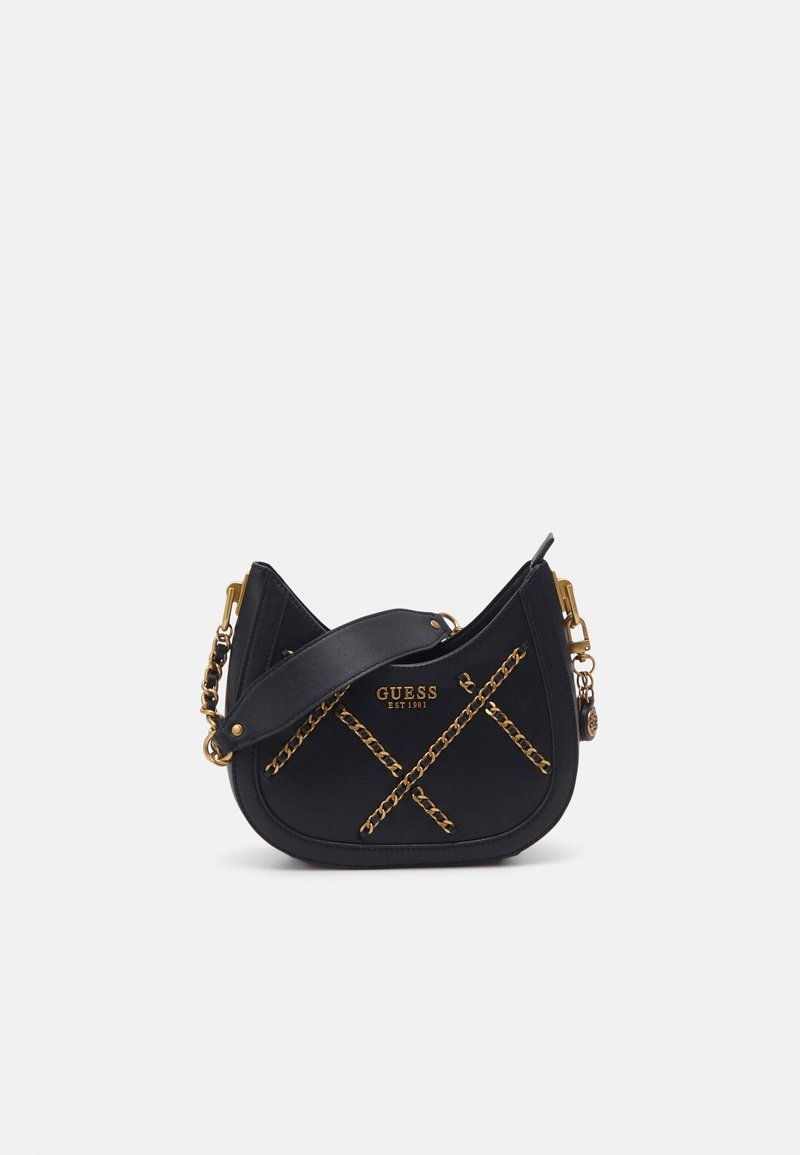 Sac à main noir en forme de croissant avec des détails en chaîne dorée, une large bandoulière en cuir et le logo "GUESS EST 1981" à l'avant.