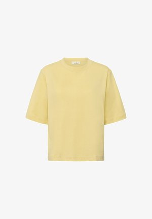 Jasnożółta koszulka z krótkim rękawem i okrągłym dekoltem, o luźnym kroju i z małą metką wszytą od wewnątrz przy dekolcie.