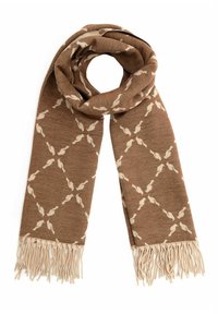 Brązowy szalik z beżowymi frędzlami i powtarzającym się wzorem beżowych połączonych kształtów, złożony i powieszony na białym tle.