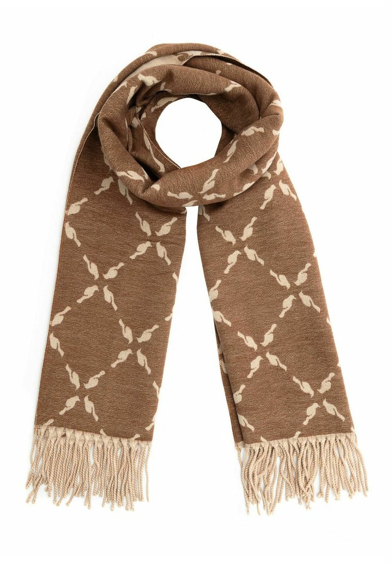 Brązowy szalik z beżowymi frędzlami i powtarzającym się wzorem beżowych połączonych kształtów, złożony i powieszony na białym tle.