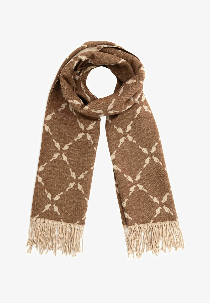 Brązowy szalik z beżowymi frędzlami i powtarzającym się wzorem beżowych połączonych kształtów, złożony i powieszony na białym tle.