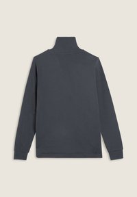 Maglione a maniche lunghe grigio scuro con collo a dolcevita, realizzato con una texture liscia, dotato di collo aderente e polsini a coste. Design semplice e minimalista.