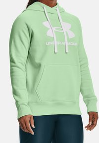 Felpa verde menta realizzata in tessuto morbido, con un grande logo Under Armour bianco, cordini regolabili e una tasca frontale.