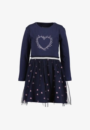 Navy jurk met lange mouwen en een hartontwerp in roze sequins op de borst, met een tule rok met roze hartpatronen en een witte tailleband.