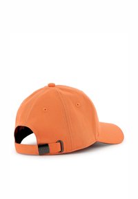 Casquette de baseball orange en tissu durable ; elle possède un visière courbée, un bouton sur le dessus et une sangle ajustable avec un tag en métal portant la mention "BOSS".