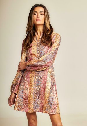 Vestido con un estampado de paisley colorido en tonos de rosa, azul y naranja. Mangas largas, cierre de botones en la parte frontal y un diseño de falda acampanada.