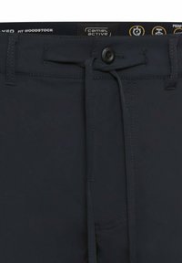 Mørkeblå letvægtsbukser med syede sømme, bæltestropper og knaplukning, der har en glat tekstur og et afslappet design.