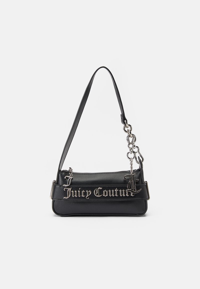 Czarna torebka wykonana z teksturowanego materiału syntetycznego. Ma łańcuszkowy pasek i prominently umieszczone na przodzie srebrne logo "Juicy Couture".