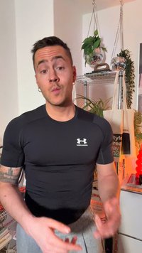 Camiseta deportiva negra hecha de material elástico, diseño ajustado, mangas cortas, con un logo blanco en el pecho. Accesorios no incluidos.