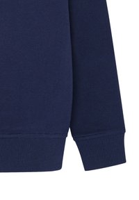 Puño de sudadera azul marino hecho de una tela suave, con textura de canalé y abertura ajustada. Diseño limpio y minimalista sin patrones.