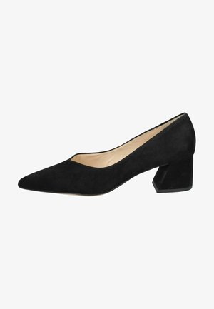 Zwarte nubucklederen pump met een spitse neus en een blokhak. De schoen heeft een laag uitgesneden voorkant en een gladde binnenvoering.