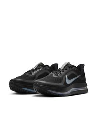 Par crnih Nike Air Max tenisica za trčanje s plavim zračnim jastučićima i reflektirajućim srebrnim swoosh logotipima na bijeloj pozadini.