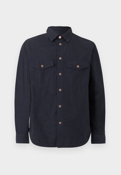Πουκάμισο μακρυμάνικο σε σκούρο μπλε χρώμα με κουμπιά, γιακά και δύο τσεπάκια στο στήθος με κουμπιά, σε μονόχρωμο φόντο.