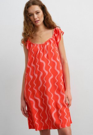 Rotes und pinkes, wellenförmiges Kleid mit fransigen Ärmelchen, aus leichtem Stoff gefertigt, mit lockerem Schnitt und runder Ausschnitt.