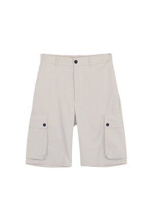 Pantaloncini cargo beige al ginocchio con tasche laterali con bottoni, passanti per cintura e chiusura con bottone nero in vita.
