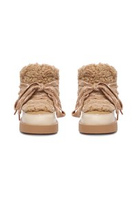 Botine călduroase de gleznă de culoare bej, cu un superior texturat moale, vârf rotund, șireturi groase și talpă din cauciuc, având un accent lucios de crem la bază.