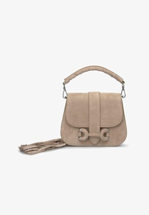 Borsa a mano in suede beige con manico intrecciato, chiusura a patta frontale con anelli e frange decorative su un lato.