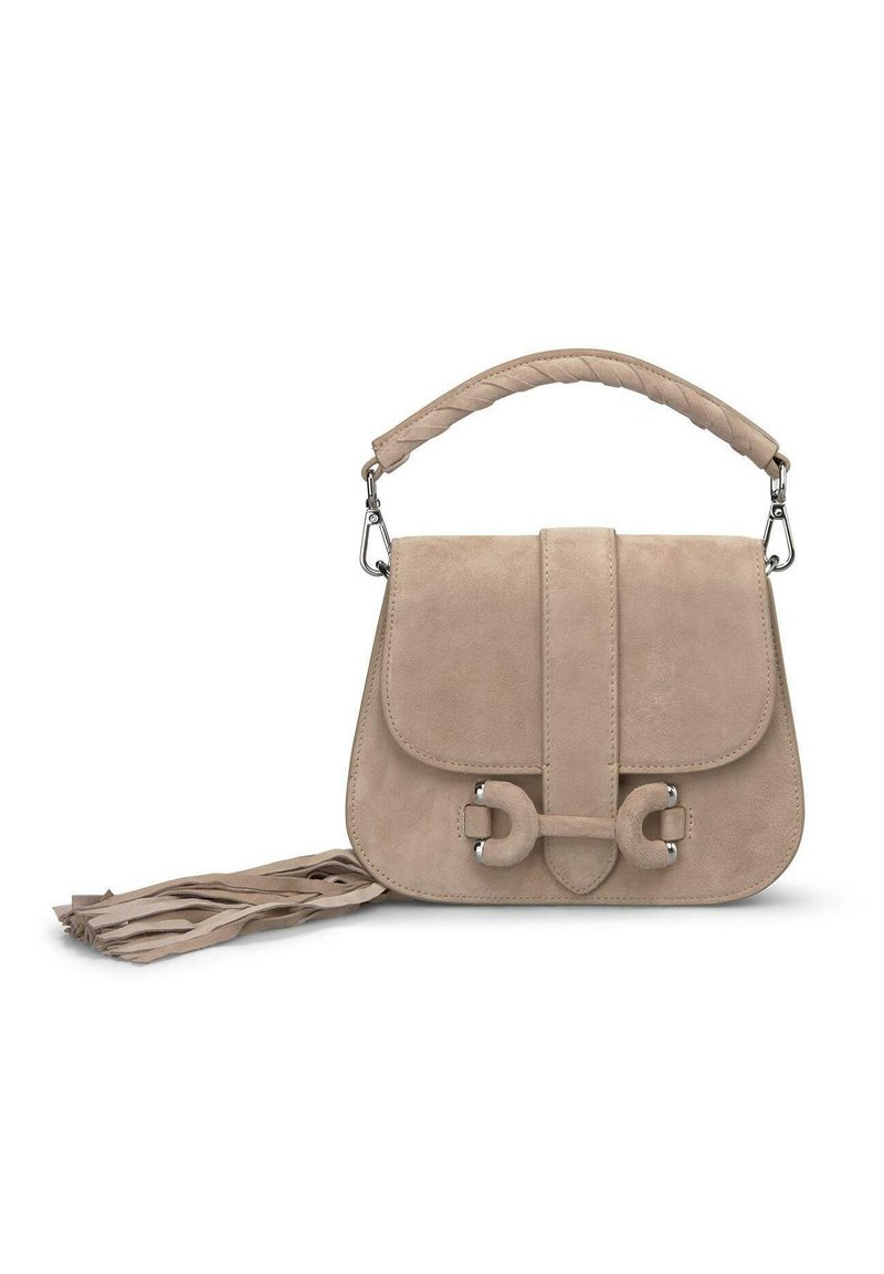 Beżowa torebka z zamszu z plecionym uchwytem od góry, klapą z przodu zamykaną na pętle oraz dekoracyjnymi frędzlami po jednej stronie.