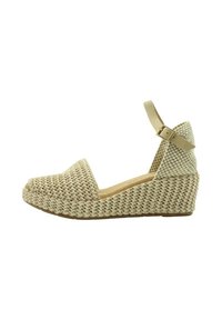 Espadrille de cuña con parte superior de tela trenzada en tonos beige, punta abierta, tira al tobillo con hebilla y plataforma texturizada similar a una cuerda.