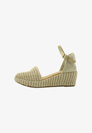 Espadrille de cuña con parte superior de tela trenzada en tonos beige, punta abierta, tira al tobillo con hebilla y plataforma texturizada similar a una cuerda.