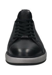 SchwarzeLedersneaker mit flachen schwarzen Schnürsenkeln, einer glatten Zehenkappe und einer strukturierten Zunge, die eine graue Gummisohle und minimalistische Akzente aufweist.