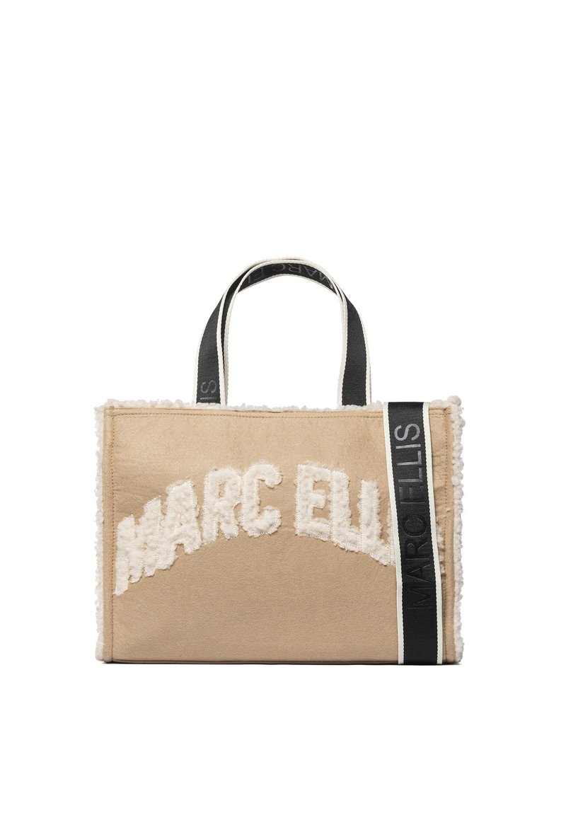 Beige totebag met fluweelzachte witte letters "MARC ELLIS." Voorzien van dubbele handvatten, waarvan één met zwarte letters en zachte textuur aan de zijkanten.