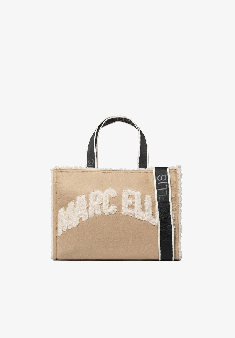 Beige totebag met fluweelzachte witte letters "MARC ELLIS." Voorzien van dubbele handvatten, waarvan één met zwarte letters en zachte textuur aan de zijkanten.