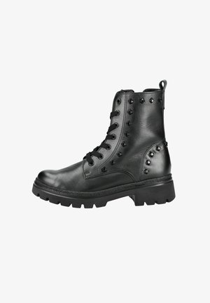 Černé kožené kotníkové boty s cvočky, šněrováním v přední části a masivní gumovou podrážkou pro trvanlivost. Texturovaný povrch.