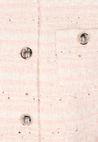 Rosa Tweedjacke mit strukturiertem Stoff, goldenen Knöpfen und einer kleinen Vorderseite Tasche. Das Gewebe enthält Farbpartikel in verschiedenen Farbtönen.