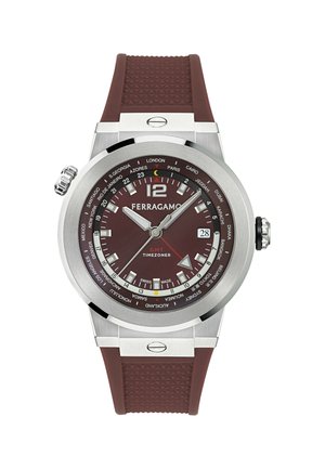 Ferragamo GMT Timezoner óra barna számlappal és texturált gumiszíjjal, ezüst tok, dátumablak és világvárosok időzónajelölései.