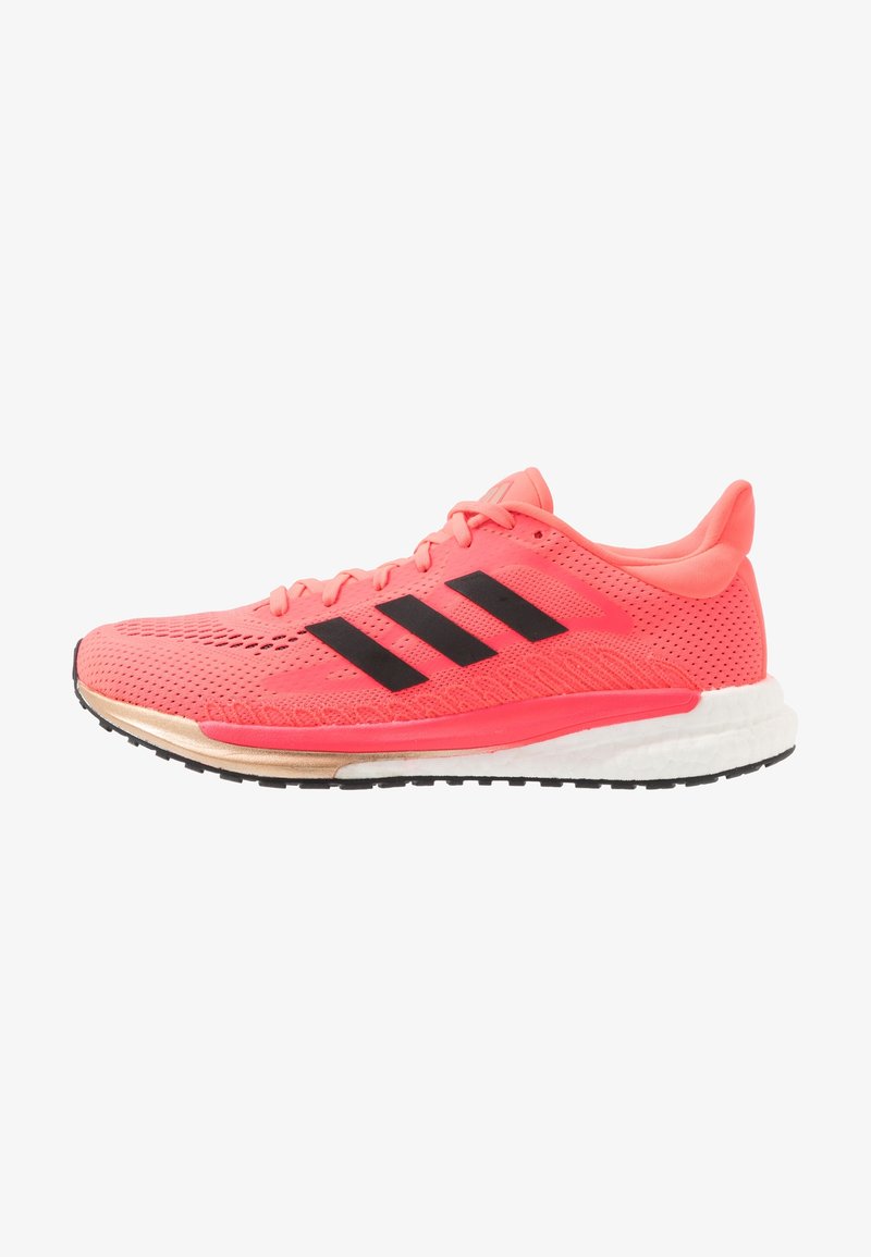 Baskets de sport rose corail avec bandes noires, empeigne en mesh respirant, semelle blanche coussinée et fermeture à lacets.