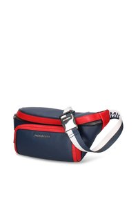 Donkerblauwe leren crossbodytas met rode accenten, voorzien van een ritssluiting en een verstelbare band met logodetails. Zilverkleurige hardware aanwezig.