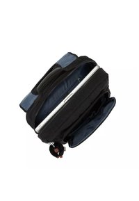 Svart tygpåse med flera zipfack, bl�å foder och en plyschapa nyckelring som accent. Har en elegant design, perfekt för laptops.
