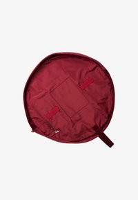 Bolso burdeos redondo hecho de tela suave, con cierre de cremallera, bolsillo interior y dos cintas de tela para asegurar el contenido.