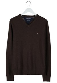 Pull marron à col en V en tissu doux. Présente des poignets et un ourlet côtelés, avec un petit logo sur la poitrine. Texture lisse.