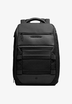 Sac à dos noir en tissu texturé avec un motif géométrique, comportant plusieurs poches zippées et une poignée robuste sur le dessus.