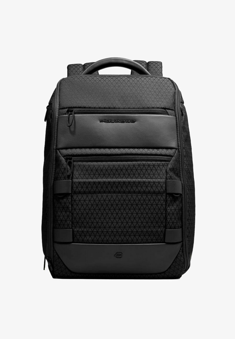 Zwarte rugzak van gestructureerde stof met een geometrisch patroon, voorzien van meerdere ritssluitingen en een stevige handgreep bovenop.
