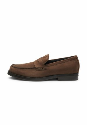 Mocassins en daim marron avec un design mocassin, présentant un dessus cousu et un style sans lacets. Semelles en caoutchouc plates offrant stabilité et confort.