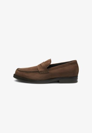 Braune Veloursleder-Slipper mit Mokassin-Design, featuring einem gesteppten Vamp und einem Slip-on-Stil. Flache Gummisohlen sorgen für Stabilität und Komfort.