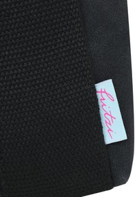 Billetera textil negra con una textura tejida, que presenta una etiqueta azul clara con letras rosas. Diseño simple y compacto.