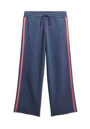 Pantaloni sportivi navy con vestibilità rilassata, caratterizzati da strisce laterali rosa, vita con coulisse e due tasche frontali. Tessuto morbido e dettagli di branding discreti.