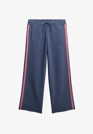 Pantaloni sportivi navy con vestibilità rilassata, caratterizzati da strisce laterali rosa, vita con coulisse e due tasche frontali. Tessuto morbido e dettagli di branding discreti.