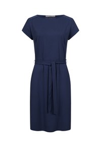 Robe bleu marine à genoux avec des manches courtes, encolure ronde et une ceinture en tissu assorti nouée à la taille.