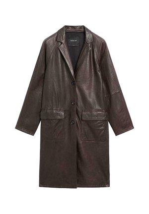 Ciemnobrązowy skórzany płaszcz z wyciętym kołnierzem, z przodu zapinany na guziki oraz z dwiema dużymi kieszeniami naszytymi z przodu. Falista tekstura, luźny krój.
