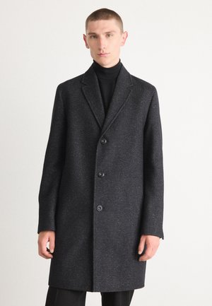 Abrigo de mezcla de lana gris oscuro con cuello de muesca, tres botones y un acabado texturizado. Líneas limpias y corte recto.
