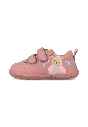 Zapato infantil rosa con dos correas de velcro, suela de goma y un diseño de llama de dibujos animados con corazones coloridos en los laterales.