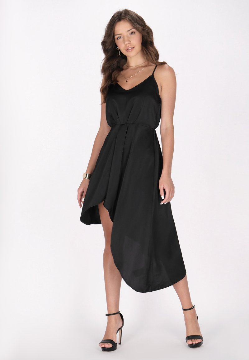 Schwarzes asymmetrisches Kleid mit fließendem Design, Spaghettiträgern und einer glatten Textur. Verfügt über einen hohen Schlitz und eine taillierte Passform.