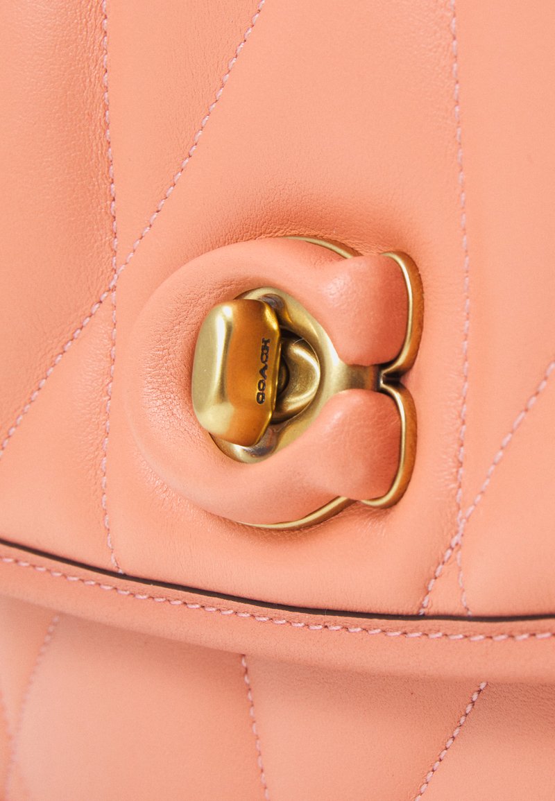 Damen Handtaschen | Coach QUILTED PILLOW MADISON SHOULDER Umhängetasche light coral/koralle - AT32232 Damen Handtaschen | Coach QUILTED PILLOW MADISON SHOULDER Umhängetasche light coral/koralle - AT32232